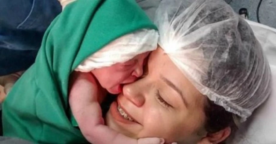 Bábätko ihneď po narodení prejavilo svojej mame lásku.