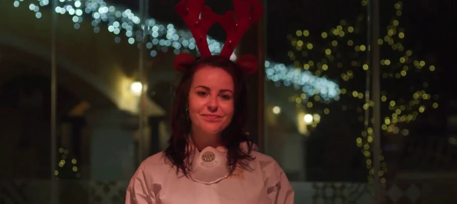 Katka Knechtová v klipe Nákazlivé Vianoce