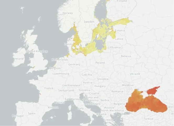 Dovolenkárov pri mori ohrozuje nebezpečná baktéria.