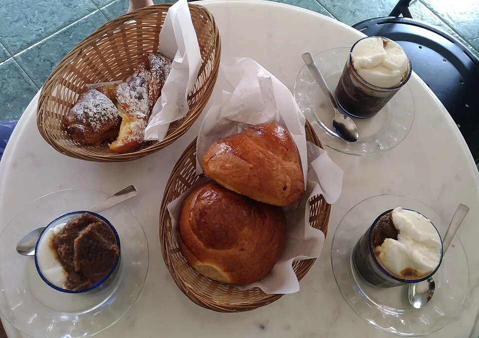 Granita s brioškou.