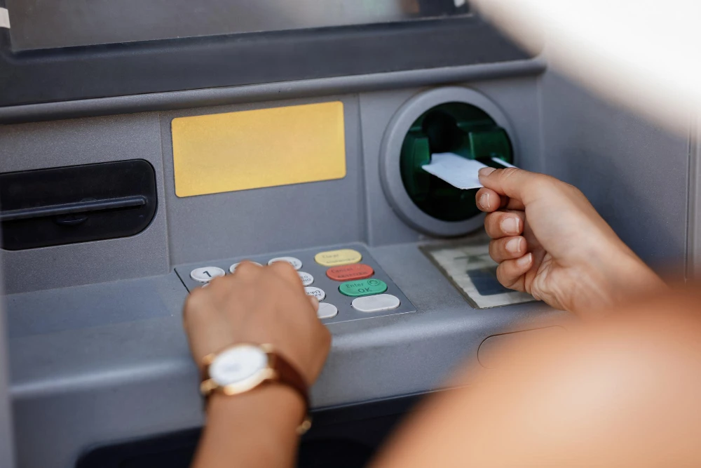 Mnoho ľudí verí, že zadanie PIN kódu v opačnom poradí pri výbere peňazí z bankomatu môže spustiť skrytý alarm a v prípade núdze privolať pomoc.