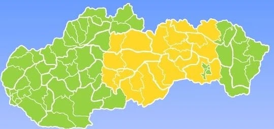Mapa okresov, kde sa očakávajú búrky v pondelok 3. augusta.