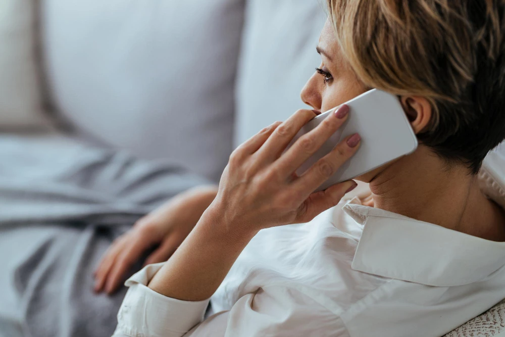 Nie každý Slovák vie slušne a zdvorilo telefonovať.