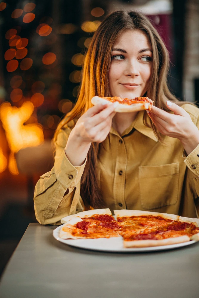Spôsob, ako jesť správne pizzu, stále vyvoláva otázky.